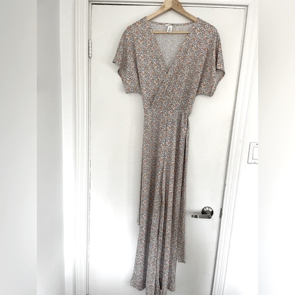 H&M Floral V-neck Jumpsuit - Picture 2 of 5